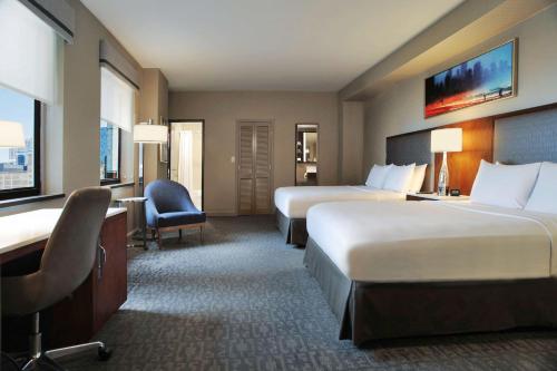 Habitación Doble con 2 camas dobles y 2 baños del hotel Hilton Chicago