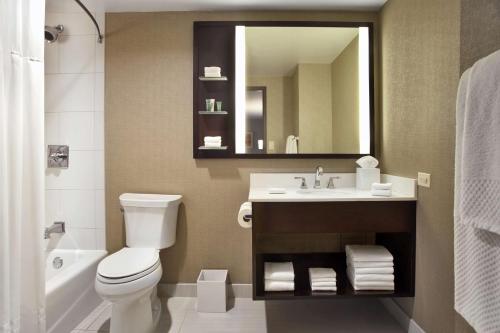 Suite Junior con cama extragrande del hotel Hilton Chicago. Foto 6
