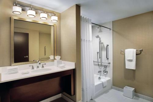 Habitación Doble con 2 camas dobles y vistas al lago - Adaptada para personas con movilidad reducida del hotel Hilton Chicago. Foto 1