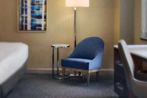 Habitación con cama extragrande y vistas al lago - Adaptada para personas con movilidad reducida del hotel Hilton Chicago. Foto 4