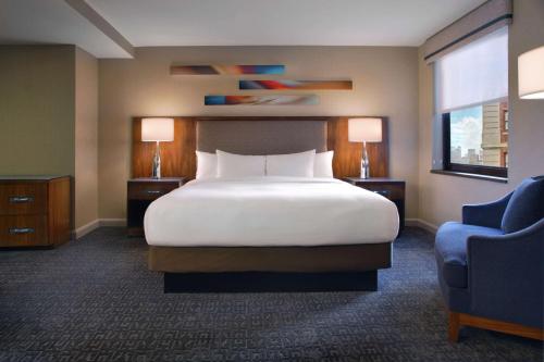 Habitación con cama extragrande - Adaptada para personas con discapacidad auditiva del hotel Hilton Chicago