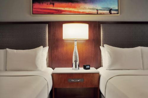 Habitación Doble Superior con 2 camas dobles - Planta superior - Adaptada para personas con discapacidad auditiva del hotel Hilton Chicago