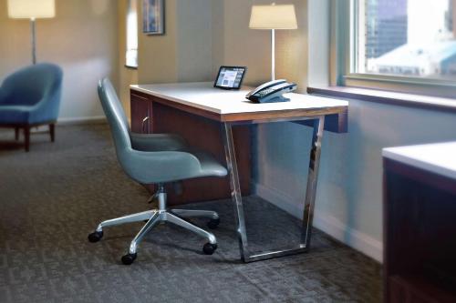 Habitación Doble adaptada para personas con discapacidad auditiva - 2 camas dobles del hotel Hilton Chicago. Foto 2