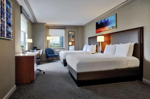 Habitación con 2 camas grandes y vistas al lago del hotel Hilton Chicago. Foto 3
