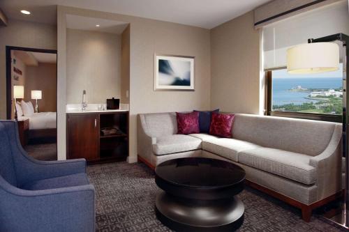 Suite Junior adaptada para personas con discapacidad auditiva - Cama extragrande del hotel Hilton Chicago