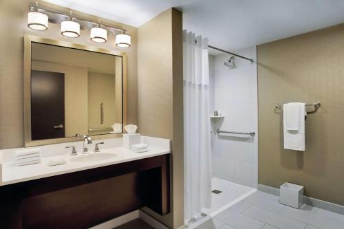 Suite Junior adaptada para personas con discapacidad auditiva - Cama extragrande del hotel Hilton Chicago. Foto 3