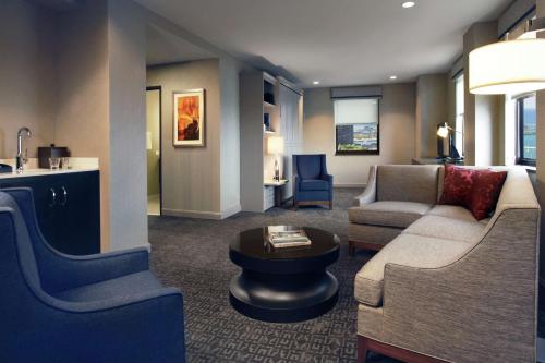 Habitación Parlor con cama plegable del hotel Hilton Chicago. Foto 3