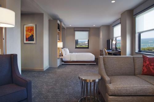 Habitación Parlor con cama plegable del hotel Hilton Chicago. Foto 4