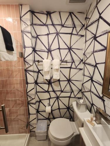 Habitación Estándar con ducha con escalón, adaptada para personas con discapacidad del hotel Mayfair New York Times Square