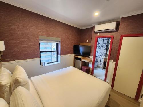 Habitación con cama grande del hotel Mayfair New York Times Square. Foto 1