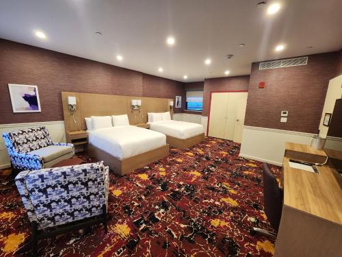 Suite de 1 dormitorio con vistas a la ciudad y 2 camas grandes del hotel Mayfair New York Times Square. Foto 3