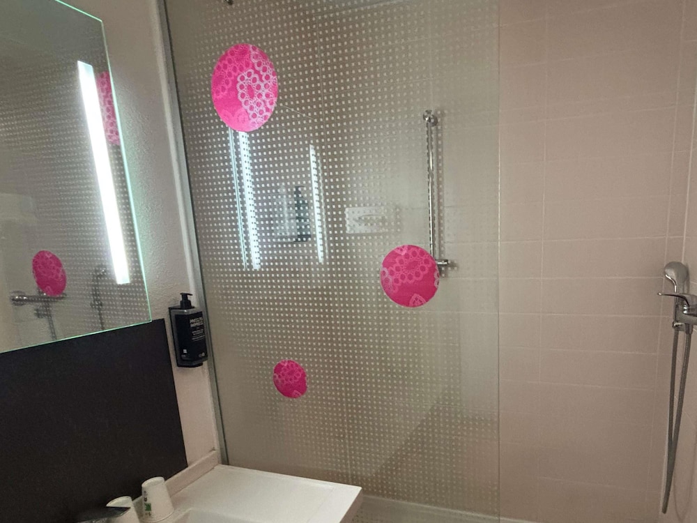 Habitacion Standard con 1 cama doble del hotel Ibis Styles Bethune Bruay. Foto 4