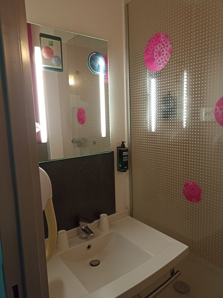 Habitacion Standard con 1 cama doble del hotel Ibis Styles Bethune Bruay. Foto 5