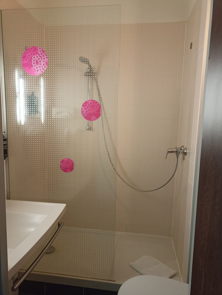 Habitacion Standard con 1 cama doble del hotel Ibis Styles Bethune Bruay. Foto 6