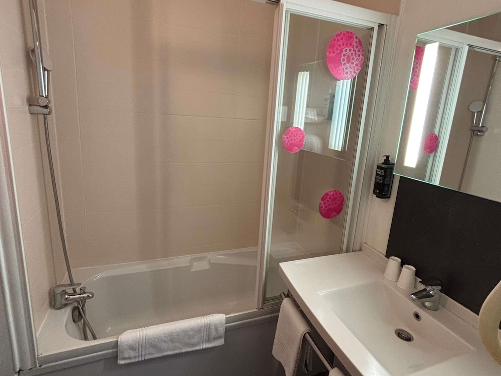 Habitación Standard con dos camas individuales del hotel Ibis Styles Bethune Bruay. Foto 6