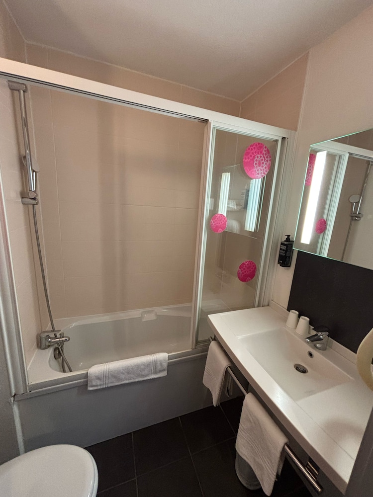 Habitación Standard con dos camas individuales del hotel Ibis Styles Bethune Bruay. Foto 10