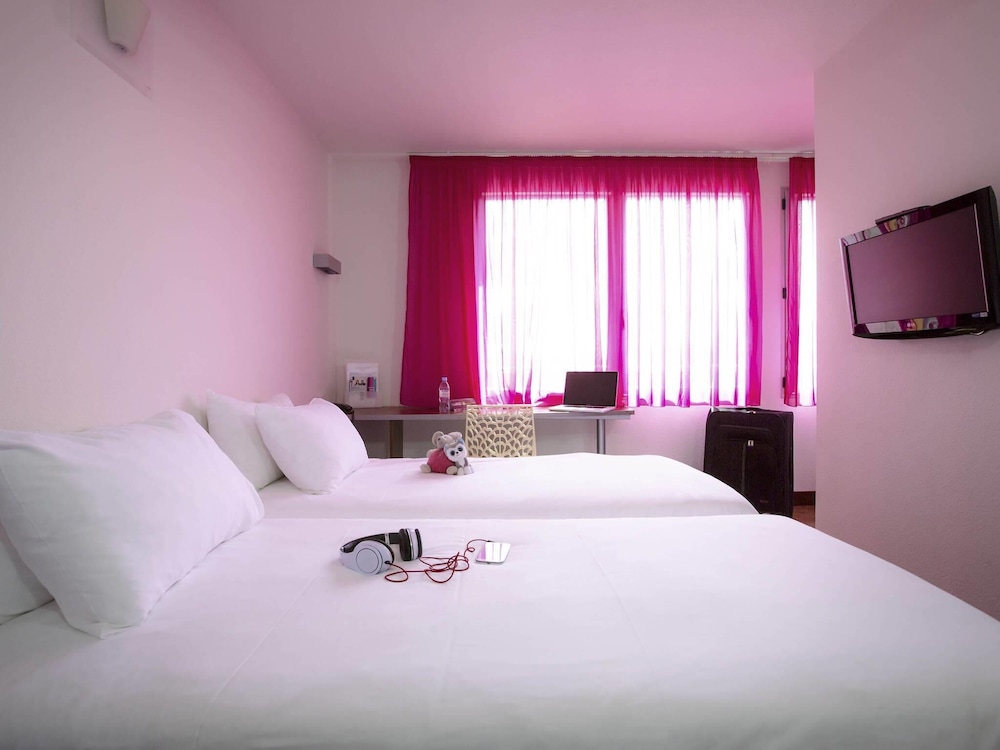 Suite Standard con una cama doble y 2 camas individuales del hotel Ibis Styles Bethune Bruay