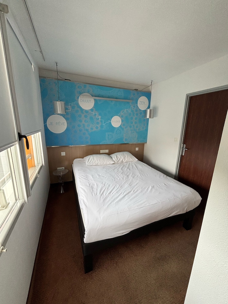Suite Standard con una cama doble y 2 camas individuales del hotel Ibis Styles Bethune Bruay. Foto 2