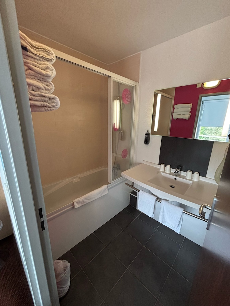 Suite Standard con una cama doble y 2 camas individuales del hotel Ibis Styles Bethune Bruay. Foto 3