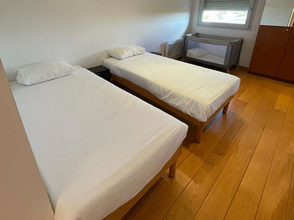 Apartamento con dos dormitorios, cocina, salón y baño con aseo independiente del hotel Ibis Styles Bethune Bruay