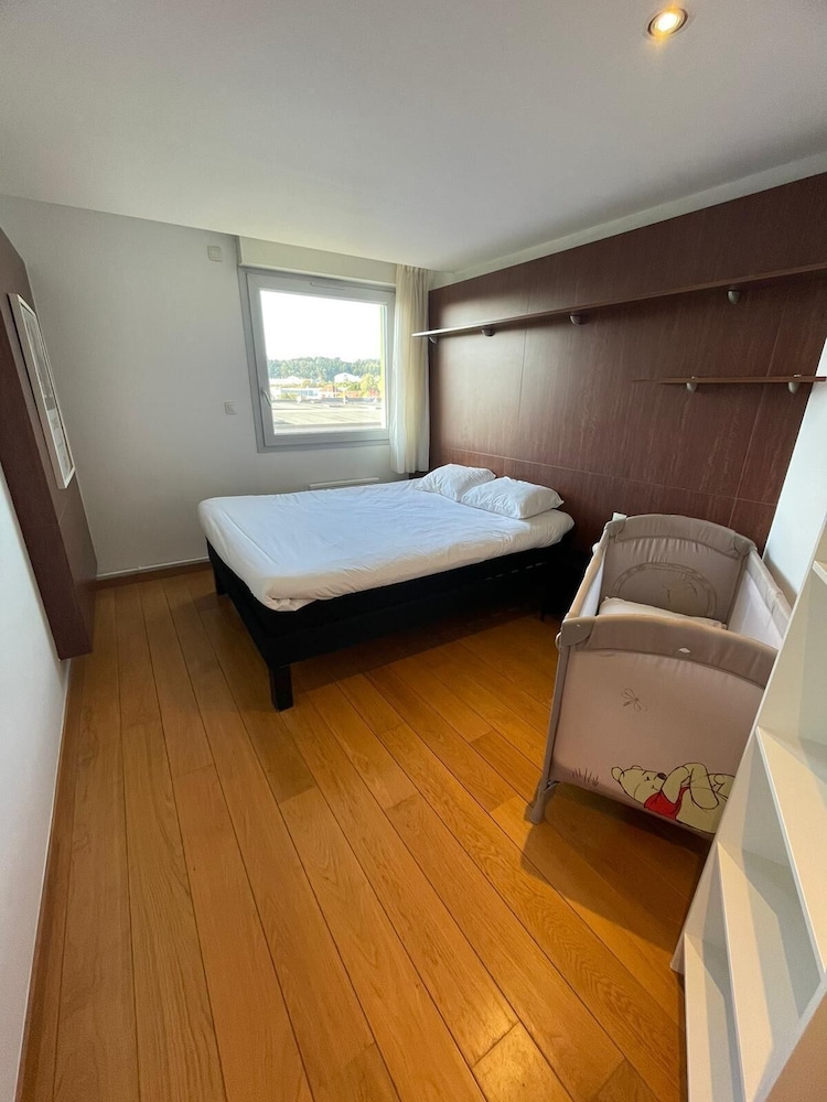 Apartamento con dos dormitorios, cocina, salón y baño con aseo independiente del hotel Ibis Styles Bethune Bruay. Foto 1