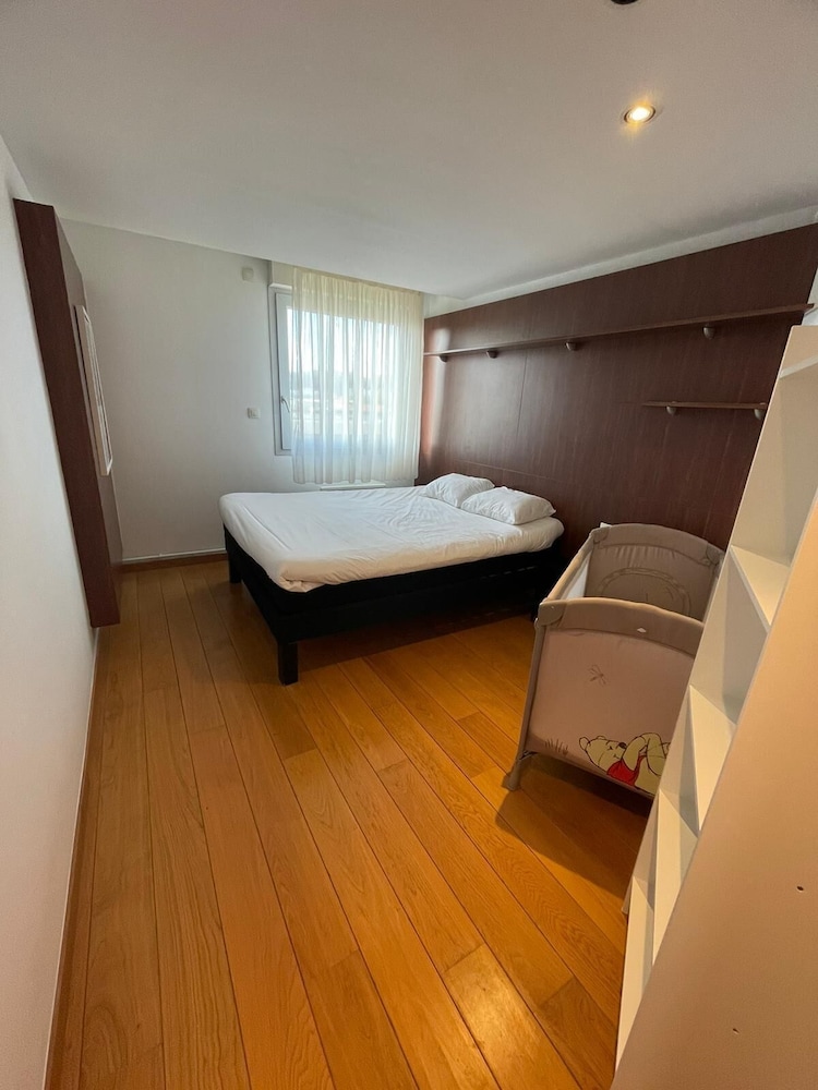 Apartamento con dos dormitorios, cocina, salón y baño con aseo independiente del hotel Ibis Styles Bethune Bruay. Foto 2