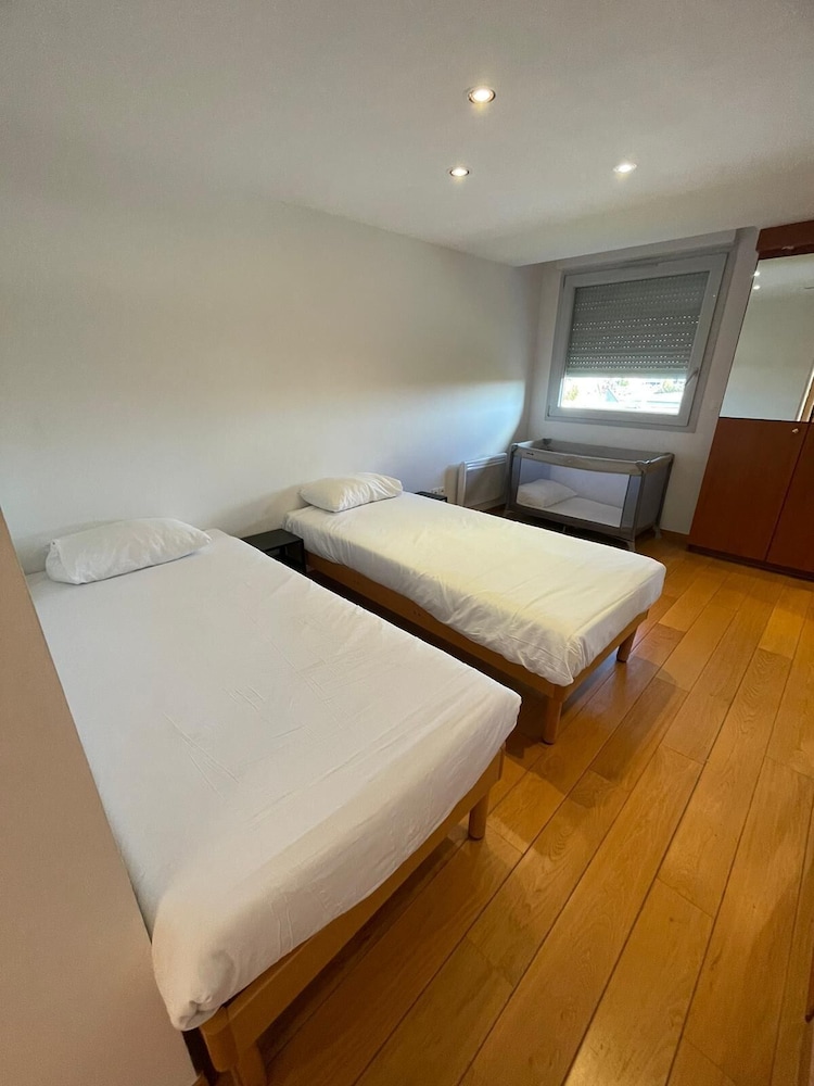Apartamento con dos dormitorios, cocina, salón y baño con aseo independiente del hotel Ibis Styles Bethune Bruay. Foto 3