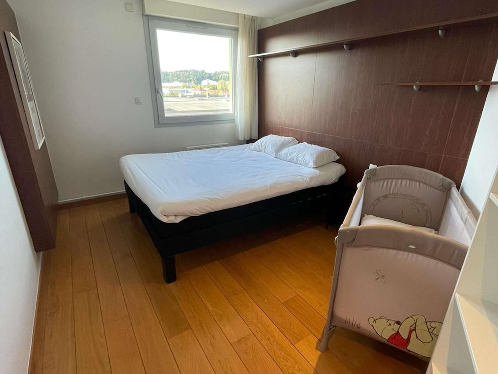 Apartamento con dos dormitorios, cocina, salón y baño con aseo independiente del hotel Ibis Styles Bethune Bruay. Foto 4