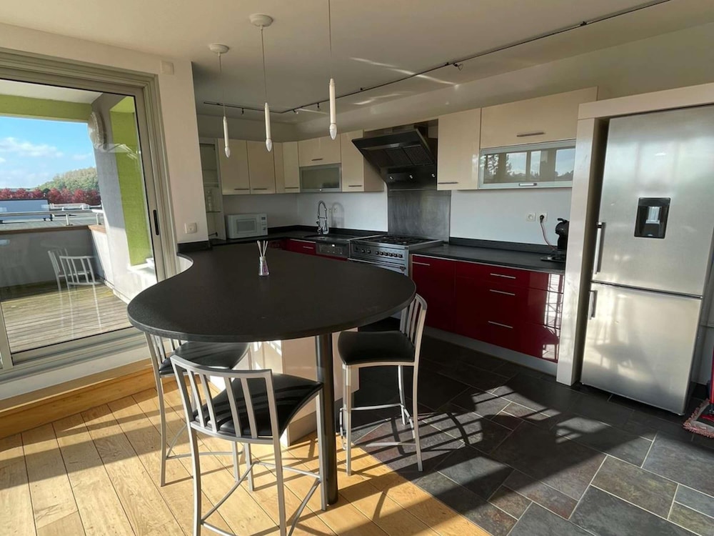 Apartamento con dos dormitorios, cocina, salón y baño con aseo independiente del hotel Ibis Styles Bethune Bruay. Foto 5