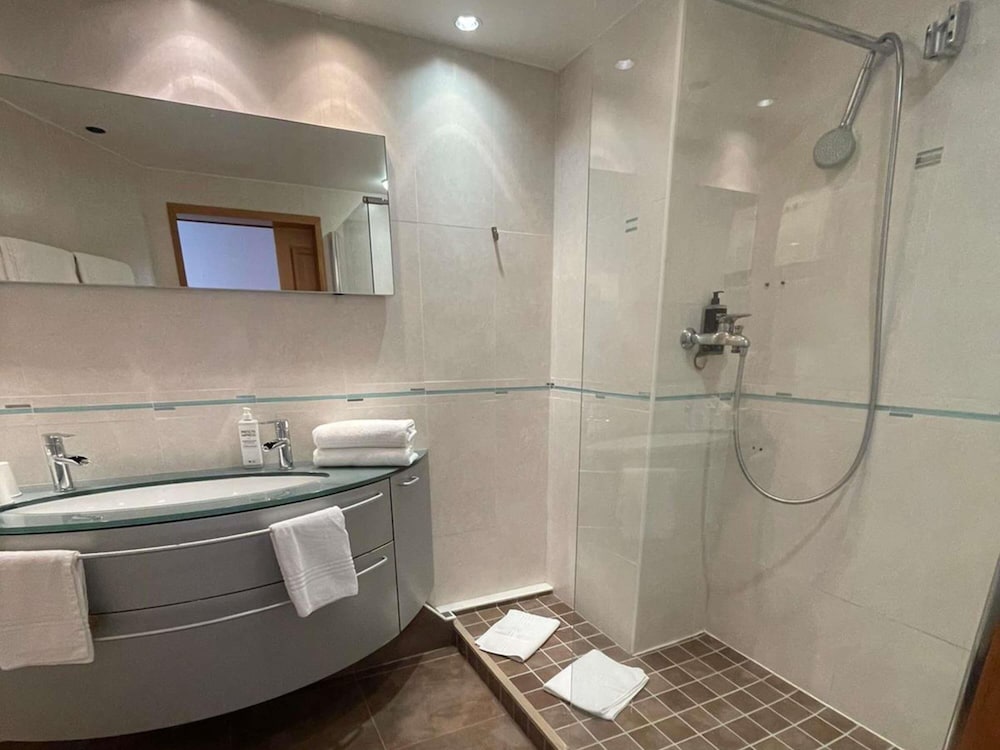Apartamento con dos dormitorios, cocina, salón y baño con aseo independiente del hotel Ibis Styles Bethune Bruay. Foto 6