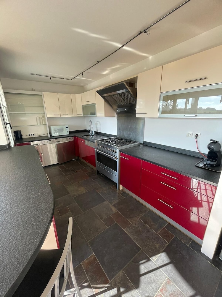 Apartamento con dos dormitorios, cocina, salón y baño con aseo independiente del hotel Ibis Styles Bethune Bruay. Foto 8