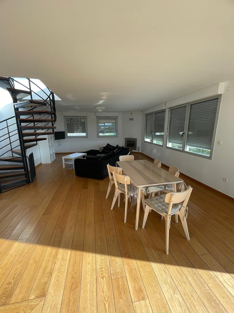 Apartamento con dos dormitorios, cocina, salón y baño con aseo independiente del hotel Ibis Styles Bethune Bruay. Foto 9