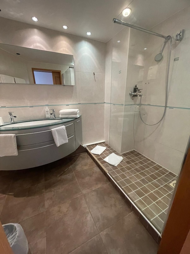 Apartamento con dos dormitorios, cocina, salón y baño con aseo independiente del hotel Ibis Styles Bethune Bruay. Foto 10