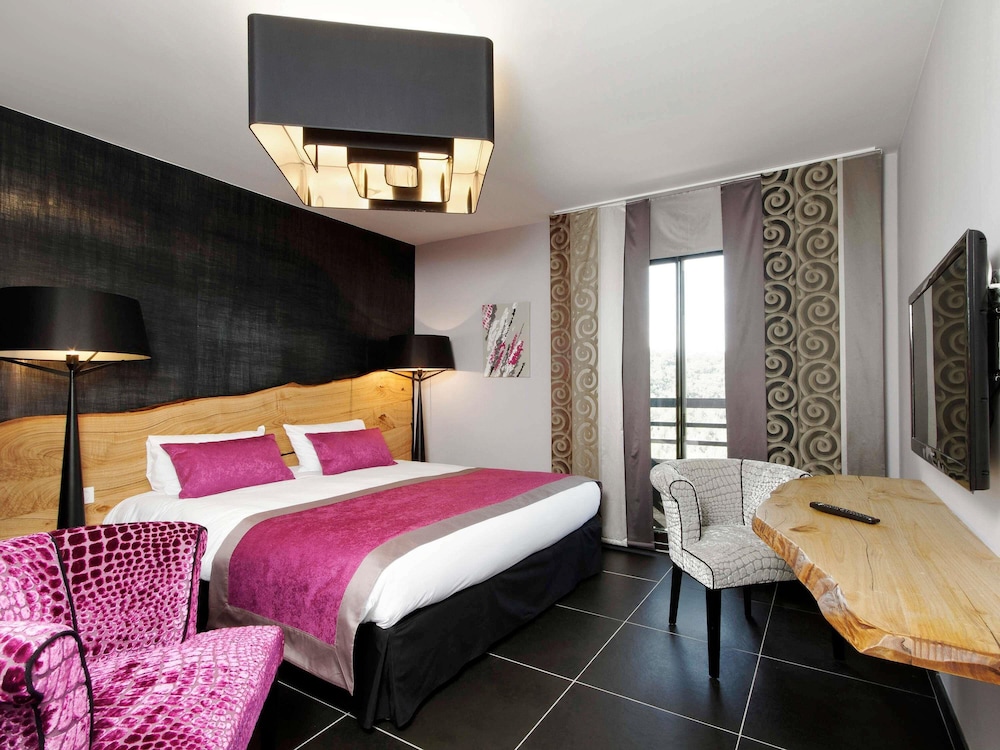 Habitación Estándar con 1 cama king, junto a la piscina del hotel Mercure Brignoles Golf De Barbaroux