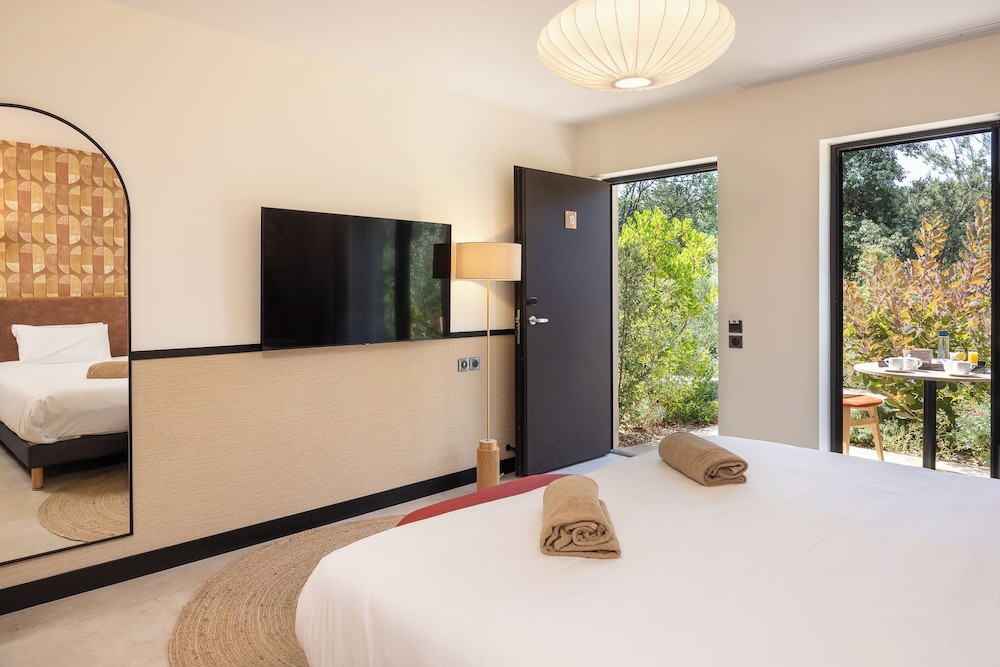 Habitación Estándar con 1 cama king, junto a la piscina del hotel Mercure Brignoles Golf De Barbaroux. Foto 1