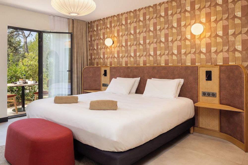 Habitación Estándar con 1 cama king, junto a la piscina del hotel Mercure Brignoles Golf De Barbaroux. Foto 2