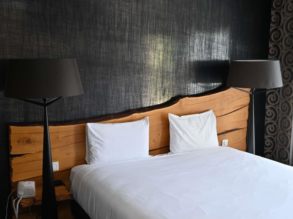 Habitación Estándar con 1 cama king, junto a la piscina del hotel Mercure Brignoles Golf De Barbaroux. Foto 3