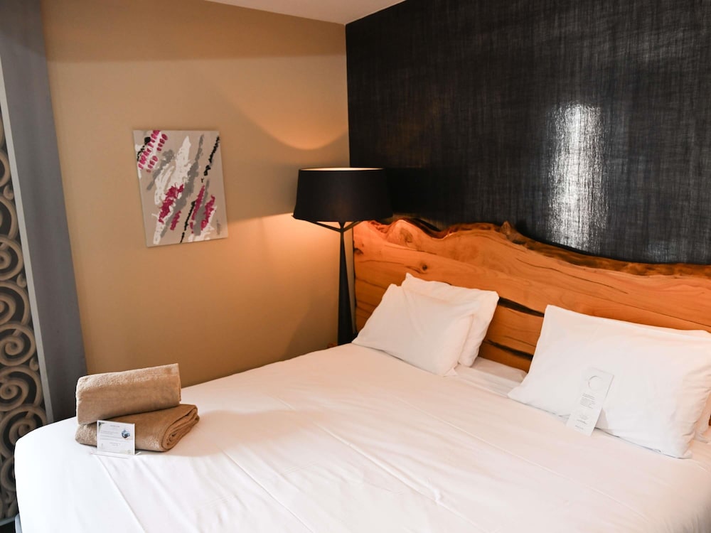 Habitación Estándar con 1 cama king, junto a la piscina del hotel Mercure Brignoles Golf De Barbaroux. Foto 5
