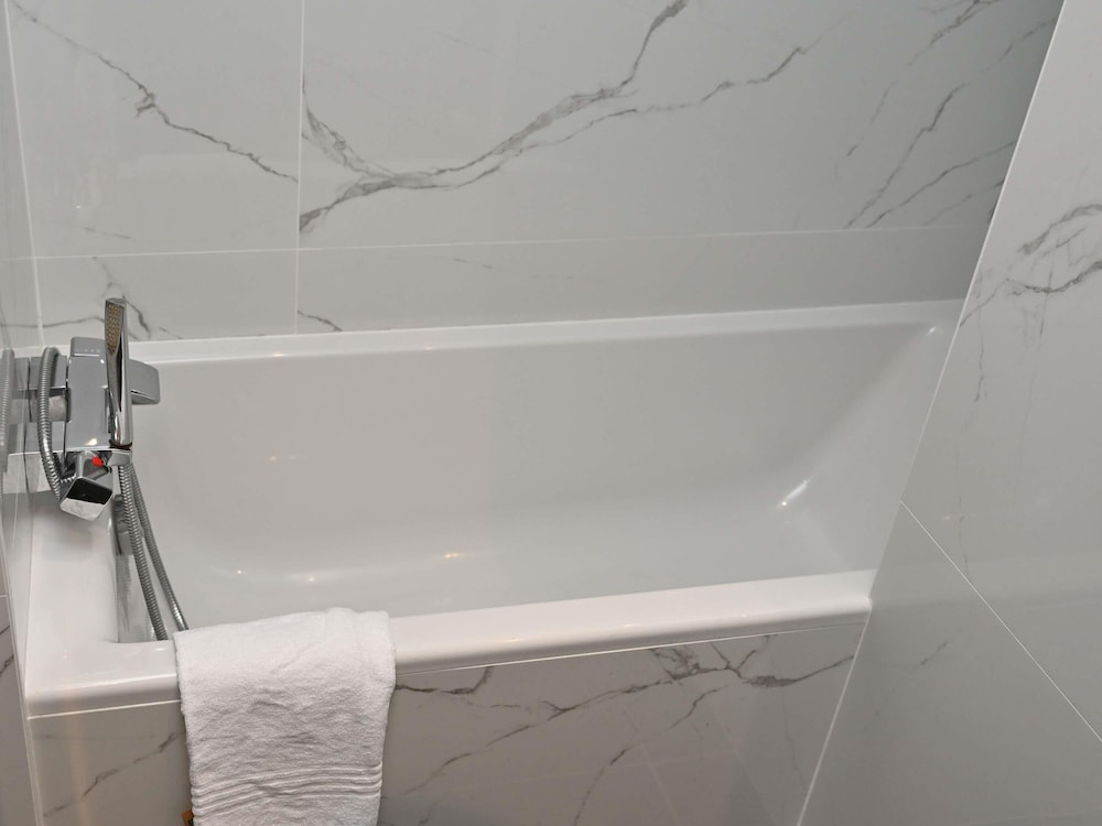 Habitación Estándar con 1 cama king, junto a la piscina del hotel Mercure Brignoles Golf De Barbaroux. Foto 6