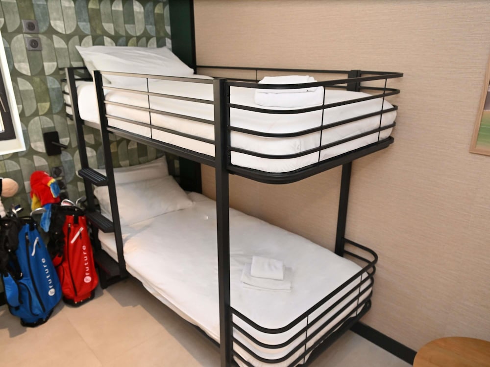 Habitación Estándar con 1 cama doble y 2 camas individuales del hotel Mercure Brignoles Golf De Barbaroux. Foto 1