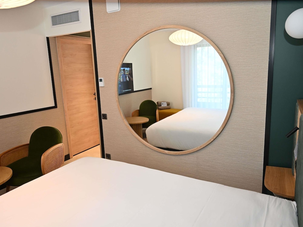 Habitación Estándar con 1 cama doble y 2 camas individuales del hotel Mercure Brignoles Golf De Barbaroux. Foto 2