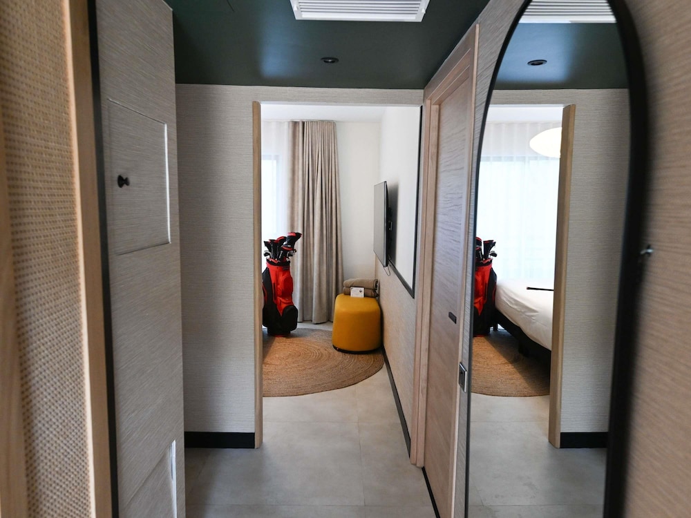 Habitación Estándar con 1 cama doble y 2 camas individuales del hotel Mercure Brignoles Golf De Barbaroux. Foto 5