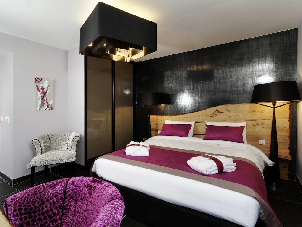 Habitación Privilege con cama doble y vistas a la piscina del hotel Mercure Brignoles Golf De Barbaroux