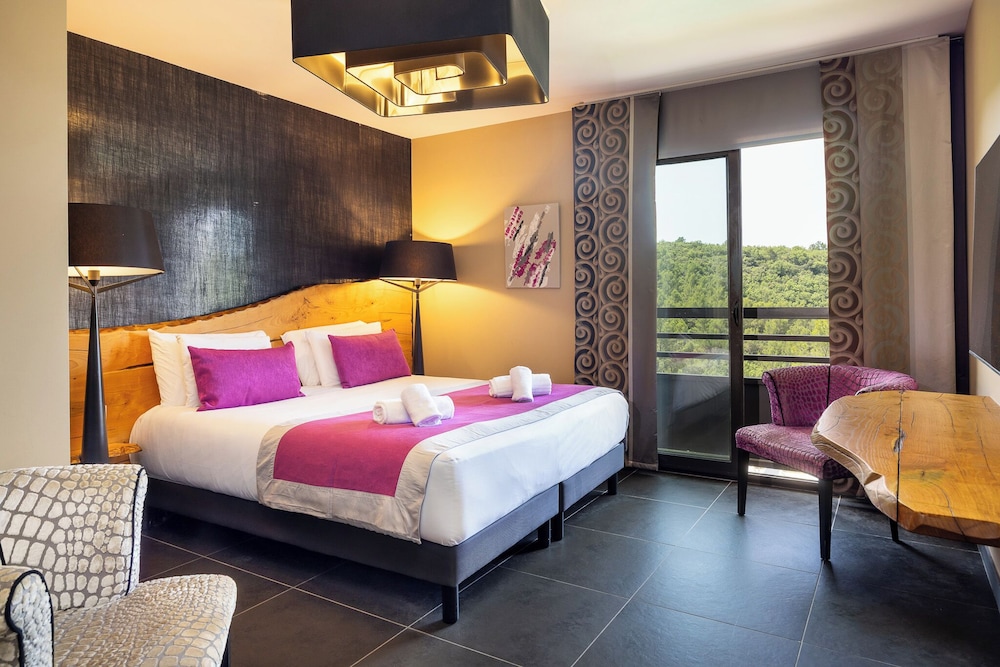Habitación Privilege con cama doble y vistas a la piscina del hotel Mercure Brignoles Golf De Barbaroux. Foto 2