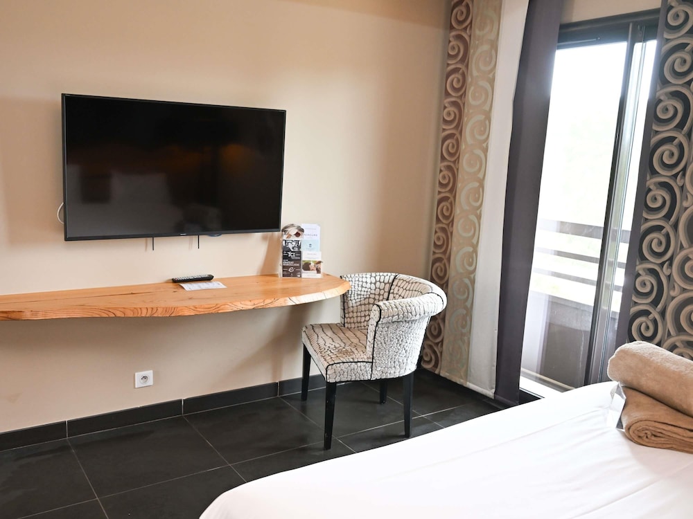 Habitación Privilege con cama doble y vistas a la piscina del hotel Mercure Brignoles Golf De Barbaroux. Foto 5