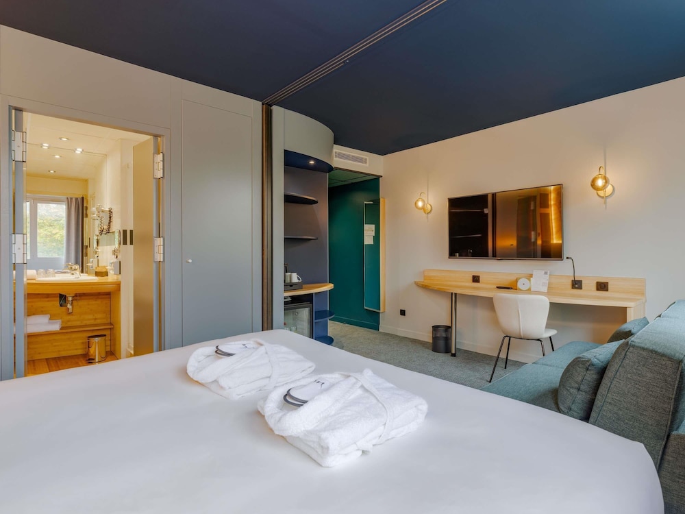 Habitación Privilegiada con sofá del hotel Mercure Lyon Est Villefontaine. Foto 1