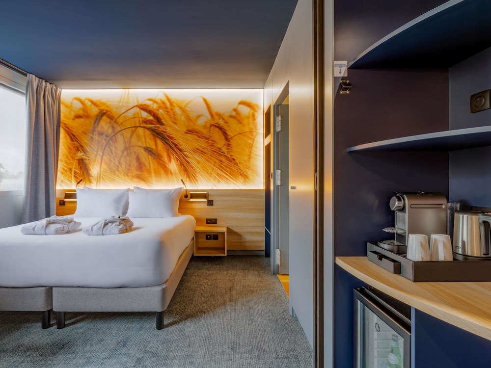 Habitación Privilegiada con sofá del hotel Mercure Lyon Est Villefontaine. Foto 9