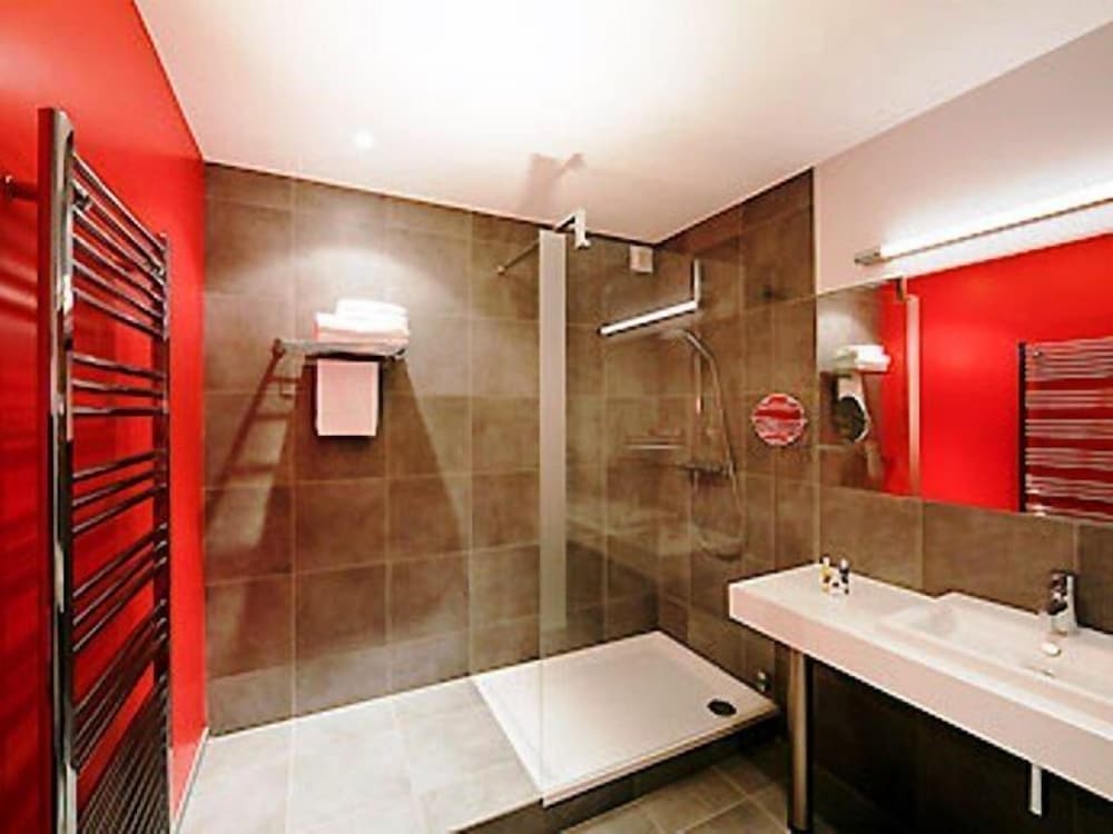 HABITACIÓN PRIVILEGE CON 1 CAMA DOBLE Y 1 SOFÁ del hotel Mercure Vittel. Foto 13