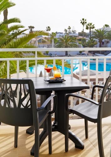 Suite Junior con vistas a la piscina del hotel H10 Ocean Suites