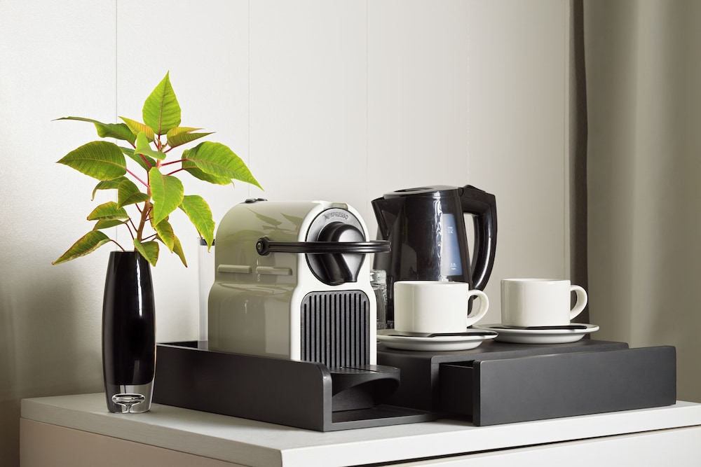 Suite junior, vistas a la piscina del hotel H10 Ocean Suites. Foto 5